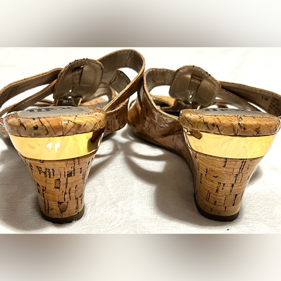 Sofft Women's Tan 2.5 inch High Heeled Shiny Cork Upper Sandals Size 8.5 - Picture 10 of 16